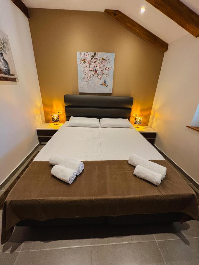 Aaa Apartments & Rooms With Free Parking Пула Экстерьер фото